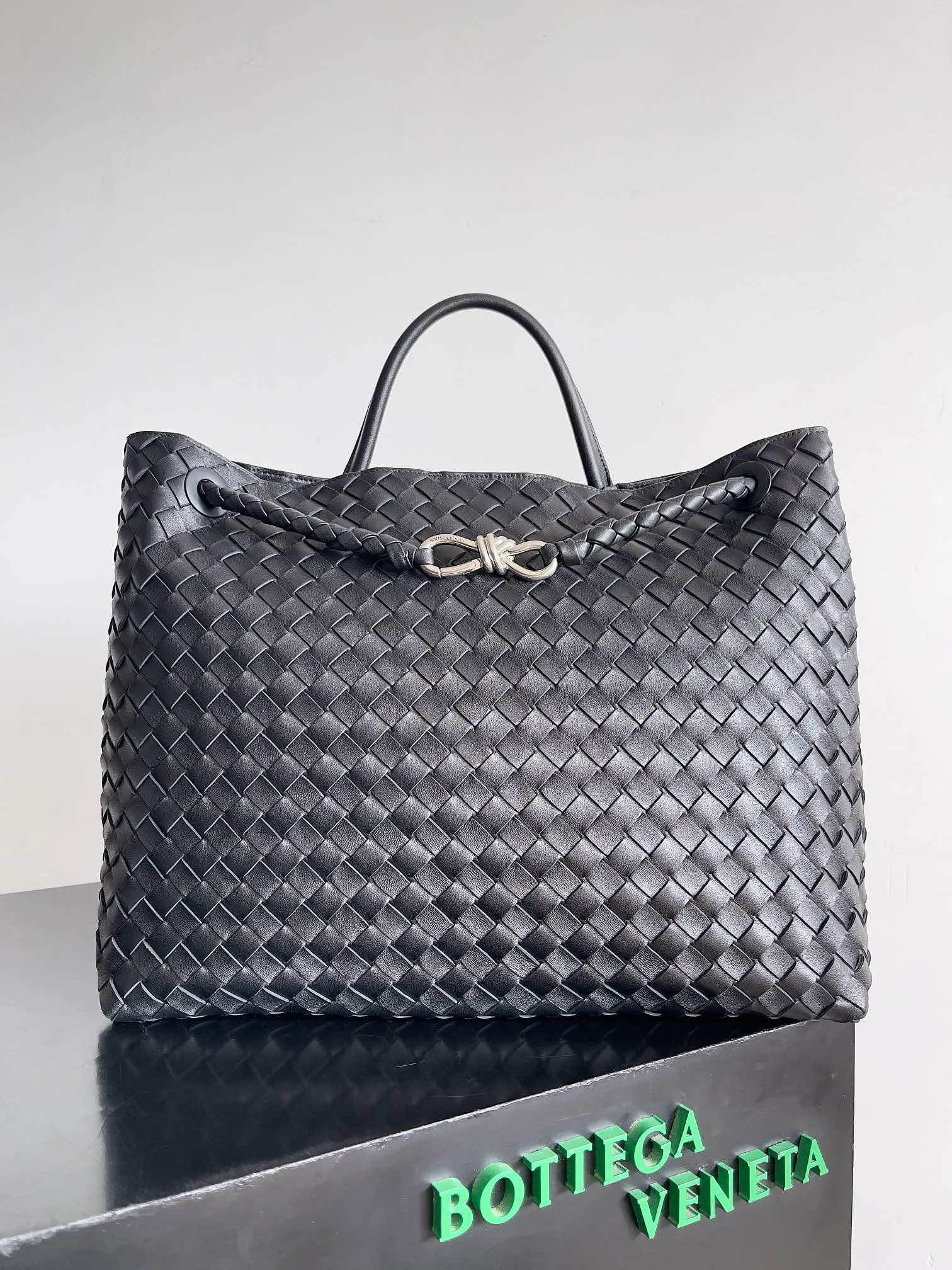 Batch 3760 Recently, the same style of bag that celebrities love is both high-end and practical. Michelle Yeoh, Kim Namjoon, Jing Boran, Tong Liya, Sun Qian, Wu Qianyu, Du Juan, Ma Yili and Bai Baihe are all carrying Bottega Veneta summer series Andiamo handbags. Andiamo has a simple structure and rounded lines. The whole piece is made of Nappa leather. It is comfortable, soft and dynamic. It adds interest to daily life and can be easily matched with various styles. Andiamo handbags are available in three sizes: small, medium and large. There are many colors to choose from, which can meet different needs. You can really carry it whether it is daily or attending events. Style number: 743575 Size: 45*22*34cm